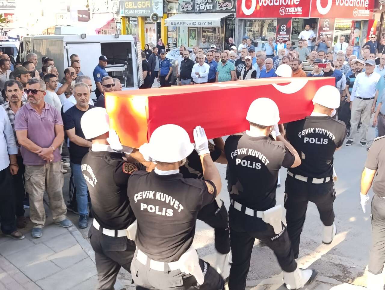 Konya’da hayatını kaybeden polis memuru son yolculuğa uğurlandı 6